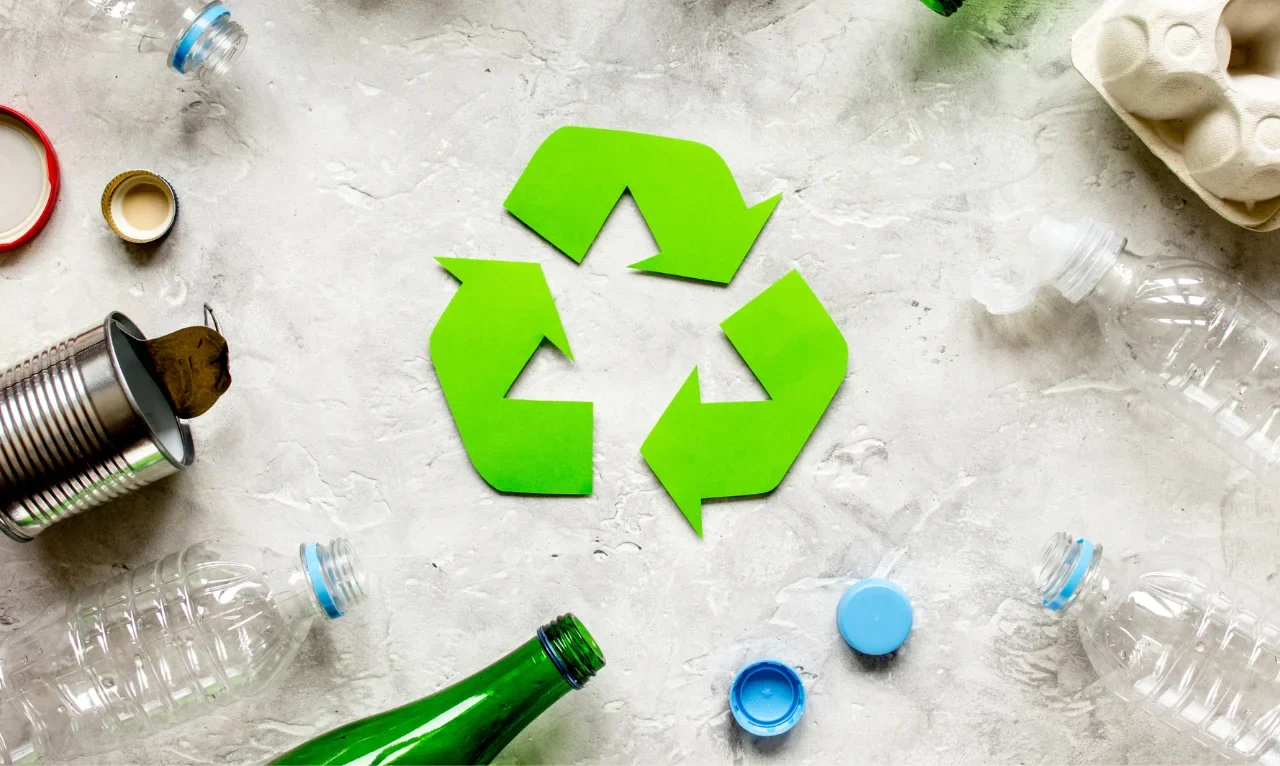 gruppo di materiali per imballaggio con simbolo della reciclabilità